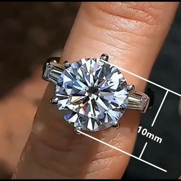 Beautiful 3ct CZ Diamond & Baguettes Ring - Picture 2 of 5